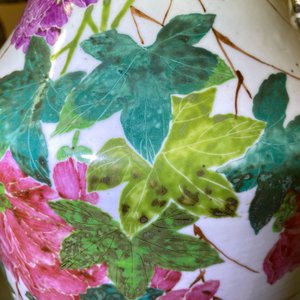 Trois vases en porcelaine de Chine famille rose à décor d'animaux parmi fleurs, 19/20ème — photo 21