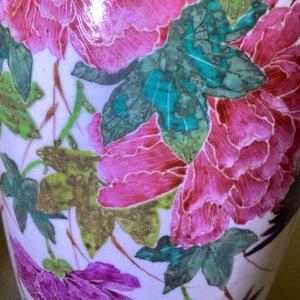 Trois vases en porcelaine de Chine famille rose à décor d'animaux parmi fleurs, 19/20ème — photo 23