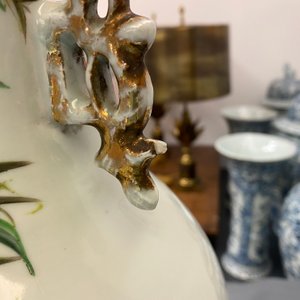 Trois vases en porcelaine de Chine famille rose à décor d'animaux parmi fleurs, 19/20ème — photo 33
