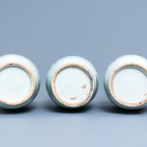 Trois vases en porcelaine de Chine famille rose à décor de garçons auprès d'aquariums, 19/20ème — photo 6