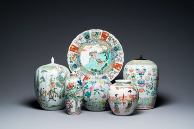 Trois vases en porcelaine de Chine famille rose, deux en famille verte et un plat, 19/20ème