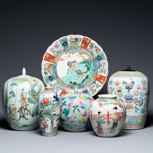Trois vases en porcelaine de Chine famille rose, deux en famille verte et un plat, 19/20ème — photo 1
