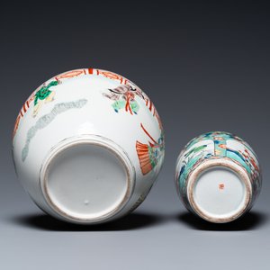 Trois vases en porcelaine de Chine famille rose, deux en famille verte et un plat, 19/20ème — photo 17