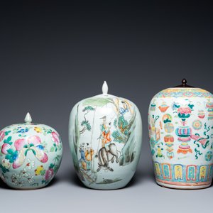 Trois vases en porcelaine de Chine famille rose, deux en famille verte et un plat, 19/20ème — photo 4