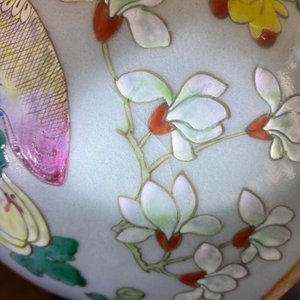 Trois vases en porcelaine de Chine famille rose, deux en famille verte et un plat, 19/20ème — photo 43