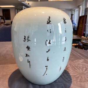 Trois vases en porcelaine de Chine famille rose, deux en famille verte et un plat, 19/20ème — photo 49