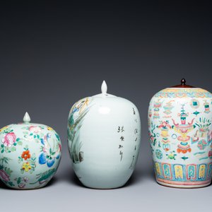 Trois vases en porcelaine de Chine famille rose, deux en famille verte et un plat, 19/20ème — photo 7