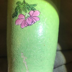 Trois vases en porcelaine de Chine famille rose, deux marques de Qianlong, 19/20ème — photo 11