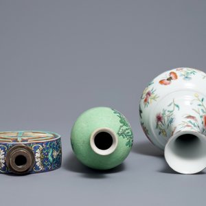 Trois vases en porcelaine de Chine famille rose, deux marques de Qianlong, 19/20ème — photo 6