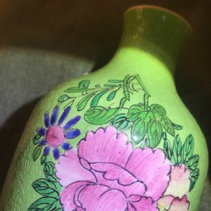 Trois vases en porcelaine de Chine famille rose, deux marques de Qianlong, 19/20ème — photo 10