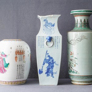 Trois vases en porcelaine de Chine famille rose et bleu et blanc, 19ème — photo 8