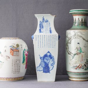 Trois vases en porcelaine de Chine famille rose et bleu et blanc, 19ème — photo 9