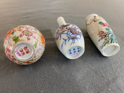 Trois vases en porcelaine de Chine famille rose et en bleu, blanc et rouge de cuivre, 19/20ème — photo 3