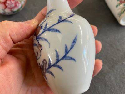 Trois vases en porcelaine de Chine famille rose et en bleu, blanc et rouge de cuivre, 19/20ème — photo 7