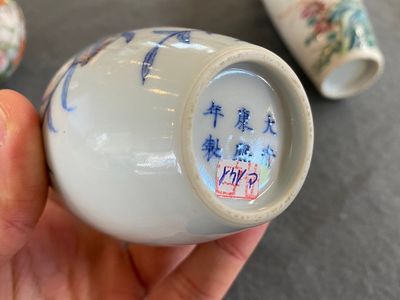 Trois vases en porcelaine de Chine famille rose et en bleu, blanc et rouge de cuivre, 19/20ème — photo 9