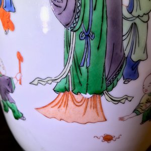 Trois vases en porcelaine de Chine famille rose et verte, une à marque de Qianlong, 19/20ème — photo 21