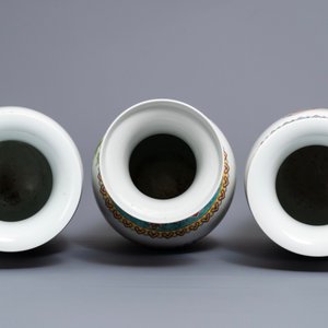 Trois vases en porcelaine de Chine famille rose, marque de Qianlong, République, 20ème — photo 6