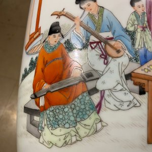 Trois vases en porcelaine de Chine famille rose, marque de Qianlong, République — photo 14