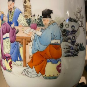Trois vases en porcelaine de Chine famille rose, marque de Qianlong, République — photo 18