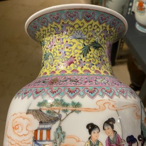 Trois vases en porcelaine de Chine famille rose, marque de Qianlong, République — photo 26