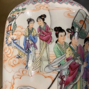Trois vases en porcelaine de Chine famille rose, marque de Qianlong, République — photo 28