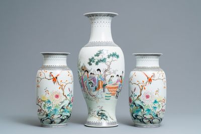 Trois vases en porcelaine de Chine famille rose, République