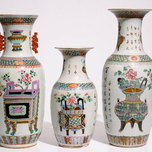 Trois vases en porcelaine de Chine famille verte et rose aux brûles-parfum et jardinières, 19/20ème — photo 1