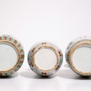 Trois vases en porcelaine de Chine famille verte et rose aux brûles-parfum et jardinières, 19/20ème — photo 5