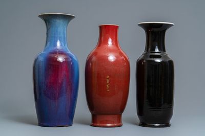 Trois vases en porcelaine de Chine monochrome, 19ème