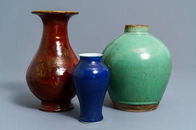 Trois vases en porcelaine de Chine monochrome et grès de yixing, 19/20ème
