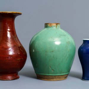 Trois vases en porcelaine de Chine monochrome et grès de yixing, 19/20ème — photo 3