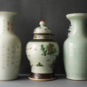 Trois vases en porcelaine de Chine qianjiang cai, craquelé de Nanking et à fond céladon, 19/20ème — photo 8