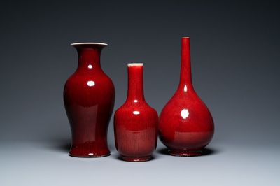 Trois vases en porcelaine de Chine sang de boeuf monochrome, 19/20ème