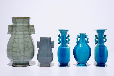 Trois vases en porcelaine de Chine turquoise monochrome et deux de type craquelé, 18ème et après