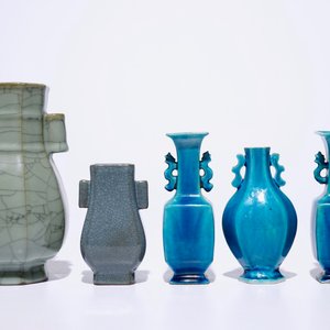 Trois vases en porcelaine de Chine turquoise monochrome et deux de type craquelé, 18ème et après — photo 3