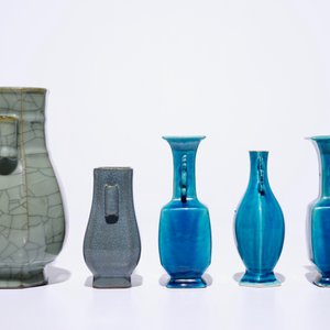 Trois vases en porcelaine de Chine turquoise monochrome et deux de type craquelé, 18ème et après — photo 4