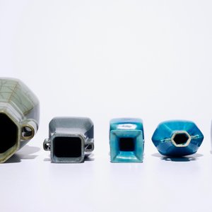 Trois vases en porcelaine de Chine turquoise monochrome et deux de type craquelé, 18ème et après — photo 6