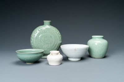 Trois vases et deux bols en porcelaine de Chine monochrome céladon et blanc de Chine, 19/20ème