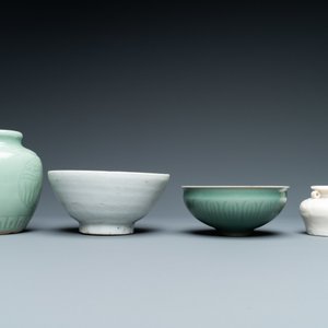 Trois vases et deux bols en porcelaine de Chine monochrome céladon et blanc de Chine, 19/20ème — photo 11