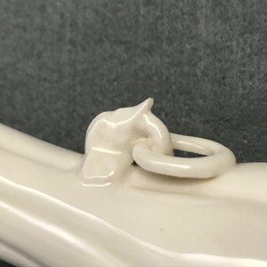 Trois vases et deux tasses en porcelaine blanc de Chine à décor en relief, Kangxi et après — photo 12