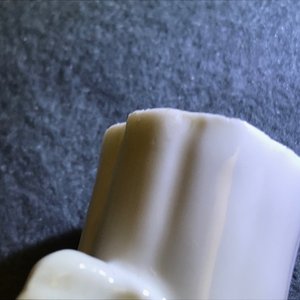 Trois vases et deux tasses en porcelaine blanc de Chine à décor en relief, Kangxi et après — photo 14