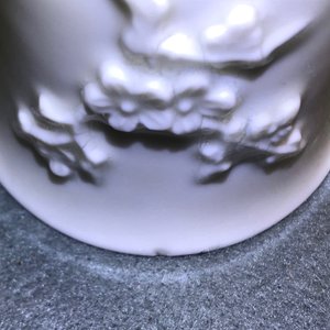 Trois vases et deux tasses en porcelaine blanc de Chine à décor en relief, Kangxi et après — photo 18