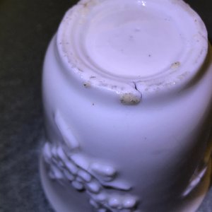 Trois vases et deux tasses en porcelaine blanc de Chine à décor en relief, Kangxi et après — photo 20