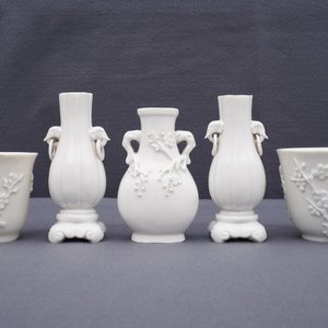 Trois vases et deux tasses en porcelaine blanc de Chine à décor en relief, Kangxi et après — photo 22