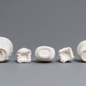 Trois vases et deux tasses en porcelaine blanc de Chine à décor en relief, Kangxi et après — photo 7