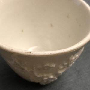 Trois vases et deux tasses en porcelaine blanc de Chine à décor en relief, Kangxi et après — photo 9