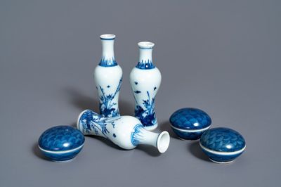 Trois vases et trois boîtes couvertes en porcelaine de Chine en bleu et blanc, épave du Hatcher cargo, époque Transition