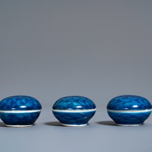 Trois vases et trois boîtes couvertes en porcelaine de Chine en bleu et blanc, épave du Hatcher cargo, époque Transition — photo 11