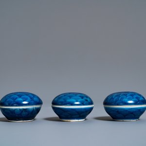 Trois vases et trois boîtes couvertes en porcelaine de Chine en bleu et blanc, épave du Hatcher cargo, époque Transition — photo 8