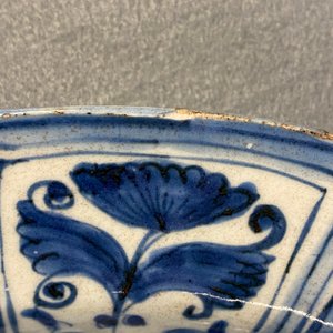 Trois vases et un plat en porcelaine de Chine en bleu et blanc, époque Transition et Kangxi — photo 12